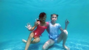 Two Cute Little Girls Hug Pose : vidéo de stock (100 % libre de droit) 1033488923 | Shutterstock