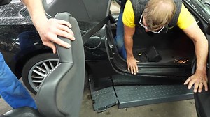1M views · 3.2K reactions | https://youtu.be/xgupDENMw-w Der Fehlerspreicher eines BMW Z4 Roadster gibt im Fehlerspreicher ein Problem mit dem Drehratensensor/Gierratensensor an. Holger und Robin machen sich an die Live-Diagnose! ️‍♂️ Und aus gegebenem Anlass zeigt euch Josh, wie er eine Ruhestrommessung durchführt. Jetzt auf YouTube ansehen! | Die Autodoktoren | Facebook
