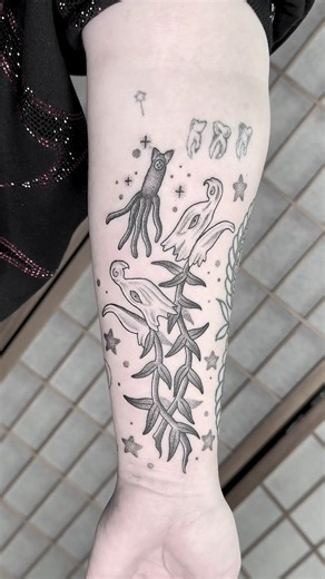 Snapdragons from Coraline ⭐️🧵🪡 she also had a lil stick and poke squid which I fixed up! #coralinetattoo #coraline #coralineart #uktattooartist