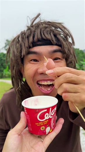 thử thách không cười với cách chia sẻ đồ ăn ngon cho người khác cười xỉu với trò đùa ớt của anh trai