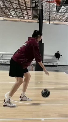 中国女篮抵达澳大利亚，正式开启2026女篮热身赛墨尔本站之旅。7月7号9号中国女篮vs澳大利亚，本次拉练旨在检验封闭集训成果，磨合阵容，等待海外球员归队后形成完整战力。谁会最终入围中国女篮12人大名单？一起为中国女篮加油吧#王思雨 #杨舒予 #刘禹彤 #张子宇 #中国女篮