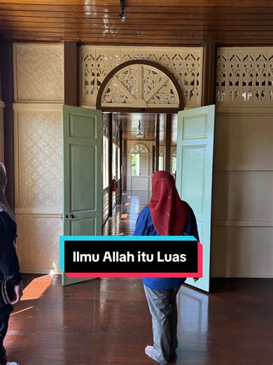 Sesungguhnya Ilmu Allah itu luas.. Surah al-Alaq adalah ayat atau wahyu pertama yang diturunkan kepada Nabi Muhammad SAW melalui perantaraan malaikat Jibril. Firman Allah SWT yang bermaksud: “Bacalah atas nama Tuhanmu yang menjadikan manusia dari segumpal darah. Bacalah, Tuhanmu itu Maha Pemurah yang telah mengajarkan dengan pena pengetahuan yang manusia belum ketahui.” (Surah al-Alaq ayat 1 hingga 5). Amat jelas sekali ayat di atas memerintahkan agar manusia membaca dan mencari ilmu. Manusia ak