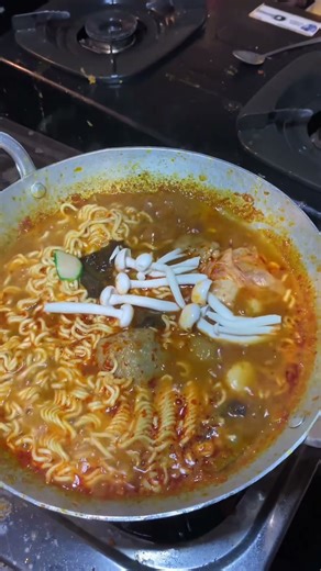 Tau sendiri kan kalian klo level mendesah itu pedes banget 🤫 #fyp #seblakmamizaa #seblakmamizaakwb