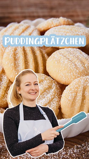 Puddingplätzchen 😋❤️ 📌 Rezept zum Speichern Diese Puddingplätzchen mit Vanille sind super saftig. Ohne Ausstechen sind die einfachen Kekse mit Vanillepudding schnell gemacht – dabei können auch die Kinder helfen! 😋❤️ ZUTATEN 180 g Weizenmehl (Type 405) 80 g Puderzucker 1 Pck. Vanillepuddingpulver (37 g Pulver) 1 Pck. Vanillezucker 180 g weiche Butter etwas Puderzucker zum Bestreuen ZUBEREITUNG 1. Schritt Blech mit einem Stück Backpapier belegen. Mehl, Puderzucker, Puddingpulver und Vanillezuc