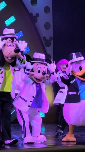 【ちょいジャンプからのミッキーポーズが可愛すぎるしその後の３人でのミッキーポーズも可愛すぎて悶絶🤤💚🤍💙】からのスタァの口パクはやばくない？🤤💖【東京ディズニーランドクラブマウスビート】