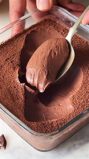 When I first saw this recipe I couldn’t believe that you could transform leftover rice into a decadent chocolate mousse💁🏻‍♂️ But after having tried it🙌🏻, I can confidently say that you cannot taste rice at all and the result is incredibly chocolatey, creamy and just soo good ❤️ Ingredients 🤌🏻1 1/2 cup (260g) dark chocolate, melted 🤌🏻1 cup boiled rice 🤌🏻1/2 hot water 🤌🏻Cocoa powder, for dusting Process 1. Begin by melting dark chocolate in the microwave, heating it in 30-second interv