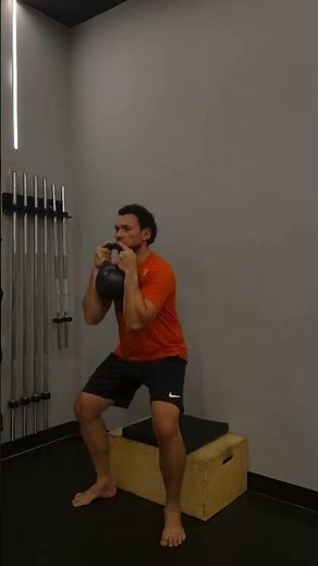 Agachamento goblet com kettlebell