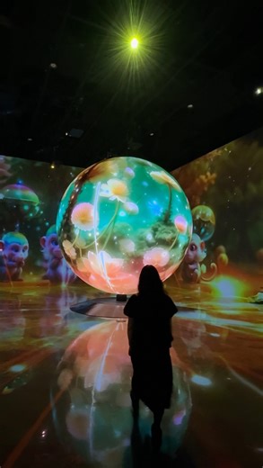 히세댓 | 카페•팝업•F&B•전시•숙소 on Instagram: "#광고 @lespace.official 오감을 자극하는 몰입형 우주 테마 미디어아트 르 스페이스 (Le Space) 끝나지 않은 무더위에 시원한 실내데이트 코스로 즐기기 좋은 르 스페이스 (Le Space). 연인과 가족과 함께 방문해도 인생 사진도 남기고, 색다른 추억을 남길 수 있는데요. 르 스페이스 (Le Space)를 즐기고 빵빵한 혜택까지 받을 수 있는 세 가지 이벤트가 진행 중입니다. (굿즈 수량이 한정되어 있어 조기마감될 수 있습니다) 이벤트 1. 리뷰작성 이벤트 사진 1 장을 포함하여 네이버 영수증 혹은 구글맵 리뷰 작성 시 우주미키 스티커 증정 이벤트 2. 굿즈 구매 시 랜덤 키링 증정 3 만원 이상 구매 영수증당 르 스페이스 x 우주먼지 랜덤 키링 1 개 증정 이벤트 3. 포토챌린지 이벤트 (평일 한정) 전시관 내부에서 촬영한 사진을 인스타그램 포스팅 업로드하고 현장 직원에게 보여주면 랜덤 굿즈 증정