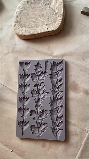 🎄🎄🎄 Create stunning home decor accessories for the holidays using our Decor Moulds®️, Decor Waxes and Finnabair Acrylic Paints. Redesign Petite team member MC Deco Studio demonstrates her method for creating the castings with air dry clay using the Louelle Borders, Bridgeport Irongate and Lilian Scrolls Moulds on this wooden tree base. Such a fabulous idea! Find a Re-design retailer near you here:https://www.redesignwithprima.com/online-all/#furnituremoulds #paintedfurniture #furnituremakeove