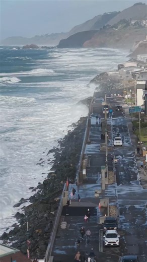 King Tides hitting San Francisco today, wet but fun project to shoot. . . . #sanfrancisco #kingtides | Eric Thurber Photography