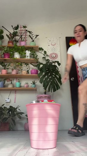No los deseches!, se pueden volver a usar 🥰🌿 Reutilizar es lo mejor que puedes hacer por el planeta, separar tus residuos te ayudará a clasificarlos y poder darles un segundo uso 🌱🪴🌿 Con el traductor de residuos de Nestlé podrás ubicar el centro de acopio más cerca de ti, además de conocer muchas opciones para volver a utilizar los residuos. ☺️🌿🪴 No olvides que con sencillas acciones podemos ayudar al planeta,¡Únete a la Generación Regeneración! ¿Cuáles son los residuos que más utilizas? 
