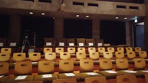 銕仙会能楽堂の見所の座席がご覧頂きやすい環境になりました。 本年度より座椅子を導入致しました。 銕仙会能楽研修所は、他の能楽堂よりも、舞台と客席が近く迫力がある舞台をご鑑賞頂けます。 小生が所属している銕仙会（てっせんかい）能楽研修所は、表参道駅より徒歩3分のところにある能楽堂です。 青山通り（国道246号線）の表参道交差点をみゆき通りに進んでいくと、 コムデギャルソン、プラダ、カルティエなど、華やかな通りが続きます。その一角に落ち着いたコンクリート打ちっぱなしの建物が銕仙会能楽研修所です。 さて、先日に引き続き、緊急事態宣言期間中ですが公演のご案内をさせて頂きます。 （このような状況下ということもあり、座席にはかなり余裕がございます） 今回の青山能公演にて、 能「熊坂」のシテ（主役）を勤めさせて頂きます。 感染対策を講じて、座席は定員半数までとして、下記の公演を予定通り致します。 ◯銕仙会青山能〈5月〉 2021年5月26日（水）午後6時30分開演 於 銕仙会能楽研修所（表参道駅 徒歩3分） 青山能〈5月〉 * 仕舞「通盛」柴田稔 * 仕舞「半蔀クセ」安藤貴康 * 仕舞「善知鳥」西村