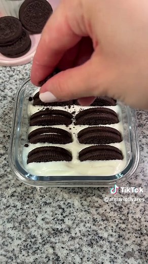 Postre de Oreo con yogurt 🖤🍪✨ Solo 2 ingredientes y queda increíble 😍 Ingredientes: • Yogurt griego natural • Galletas Oreo Preparación: 1. En un envase con tapa coloca el yogurt griego (yo usé sin endulzar, pero puedes usar el que más te guste). 2. Agrega las galletas Oreo. 3. Tapa y lleva al refrigerador por mínimo 12 horas para lograr la textura perfecta. 4. Sirve bien frío y disfruta 🤍 #oreo #postres #yogurt #recetas #japanesecheesecake