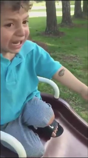 ENFANT QUI PLEURE À CAUSE D’UN ....