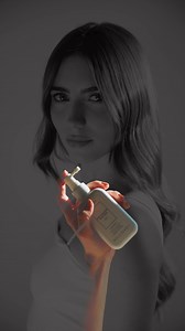 Uni Color Equalizer, un spray inteligent care pregătește și protejează firul de păr pentru rezultate impecabile, reprezintă pasul esențial înainte de colorarea profesională. 🔬 Formula sa acționează la nivel proteic, echilibrând porozitatea și restabilind structura părului, pentru ca pigmenții de culoare să fie absorbiți uniform și fixarea să fie optimă. ✨ Înainte de colorare: pregătește părul pentru un rezultat uniform și previne supraîncărcarea zonelor poroase. Un pas simplu, dar esențial, pen