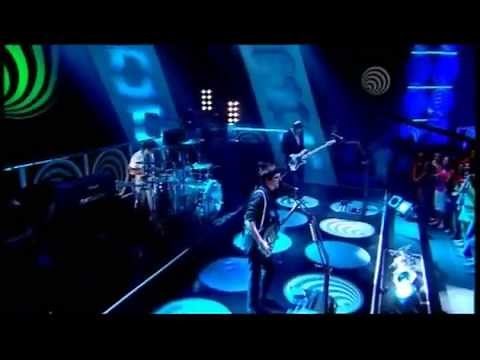 Muse- Invincible- Live At The BBC Studios (Top Of The Pops) 2006