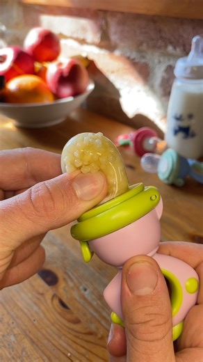 Baby feeder pacifier 🍼👶 #babyeating #solidfoodsforbaby #babyessentials #babysafety #fruitpacifier