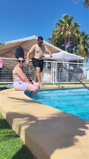 1.1M views · 4.9K reactions | ✅Por fin piscina!!! 朗朗朗 #marianoypunto #humor #viral #chistes #comedia #risas #piscina #verano | Mariano y punto | Facebook