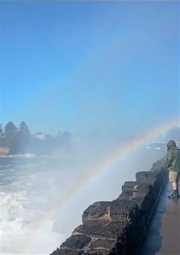 🌈☔️ Ocean rainbows & waves that reach across the Highway @StevenCraigJensen | Discovering Depoe Bay Oregon
