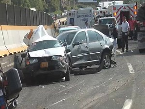 159K views · 716 reactions | Fatal accidente en la México-Cuernavaca deja como saldo 2 personas muertas; tráiler cargado con varilla arrasa con 8 vehículos | Zona Centro Noticias | Facebook