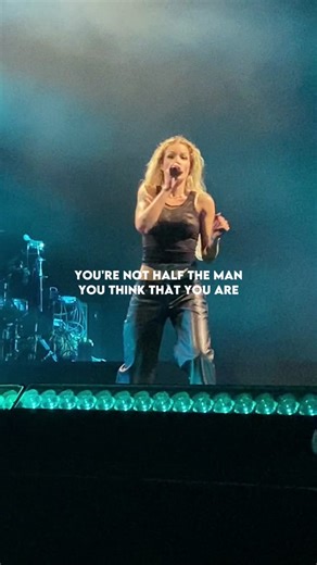 What’s your favorite manic song? @Halsey #halsey #halsey_fanpageiichliwp #halseyfanpage #halseyperformances #barricade #irvine #fivepointamphitheater #youshouldbesad #halseyyoushouldbesad #loveandpowertour