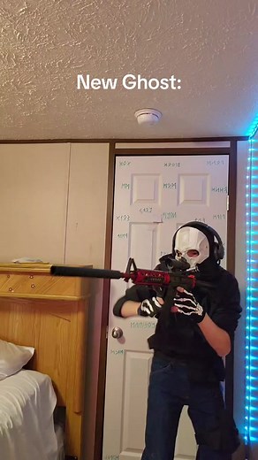 !!! FAKE GUN !!! The MW2 Ghost comics get pretty messed up for ghost. #fyp #callofduty #cosplayer #ghostmw2 #cosplay #games #videogames #comics