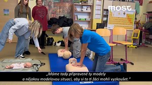 Na soukromé základní škole Optima s.r.o. proběhl 20. 11. projektový den prevence zaměřený na první pomoc a bezpečnost. 👩‍⚕ Studentky zdravotnické školy žákům ukázaly techniky ošetření krvácení a nechaly je vše prakticky vyzkoušet. 🕶 Velký úspěch měla také resuscitace ve virtuální realitě, která nabídla realistický trénink krizové situace. 👮 Městská policie doplnila program přednáškou o tom, jak se chovat při výskytu útočníka ve škole. | Statutární město Most