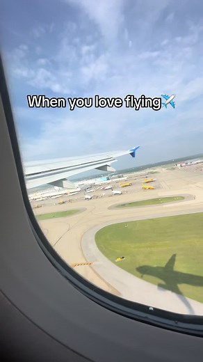 I’m convinced its therapy in the sky. The views are amazing! 🌞 #airplane #travelling #flyingismypassion #exploretheworld