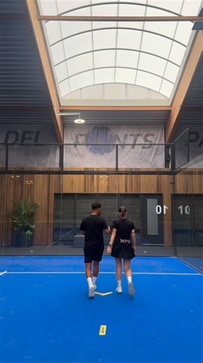 Why every padel player needs to do a split step 👣⚡ That tiny hop just as your opponent hits the ball? That’s science! Here’s what it actually does for your game: ✅ Boosts your reaction time ✅ Stores explosive energy (think: spring effect) ✅ Improves balance & stability ✅ Helps your brain say: I’m ready to move 🎥 Featuring @padelbydavid #PadelTips #FemPadelCollective #SplitStep #PadelMovement #PadelCoach | FemPadel Collective