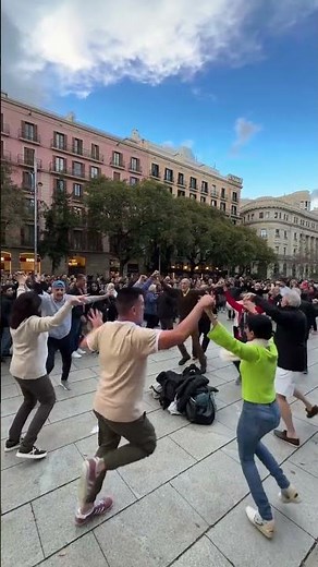 Traditional Sardana Catalan Dancing in Barcelona 💃🏼