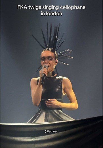 FKA Twigs Performs 'Cellophane' Live in London