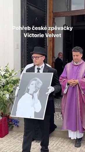 Victoria Velvet, česká zpěvačka s namibijskými kořeny, dává dnes své poslední sbohem rodině a přátelům na obřadu v pražském kostele Nejsvětějšího Srdce Páně na náměstí Jiřího z Poděbrad. Rodinná tragédie, která skončila zatím podle prozatímních závěrů vyšetřovatelů vraždou a sebevraždou a udělala ze tří dětí sirotky, se odehrála v turecké Ankaře v luxusní vile skotského ropného magnáta Davida Blytha a jeho manželky Victorie Velvet. | Expres.cz