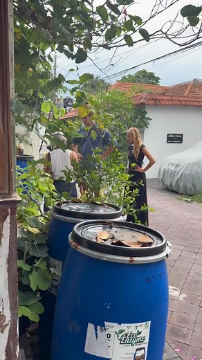 datang dan belajar membuat eco enzyme langsung dari sumbernya dengan tangan, hati, dan kesadaran. Di rumah sederhana ini, kita akan mengubah kulit buah menjadi cairan kehidupan yang bermanfaat untuk rumah, tanaman, dan bumi. | Wayan Yuli Ekayani