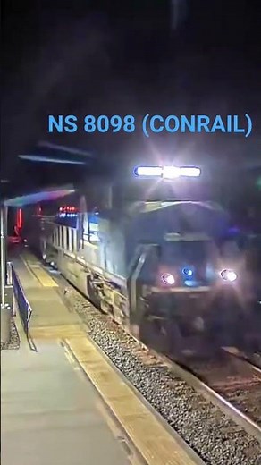 NS 8098 (CONRAIL) leads the BNSF Q-CHILBE coming through the La Plata, MO railcam #trains