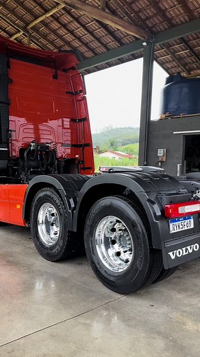Exploring the Sleek Volvo 500 Semi-Truck
