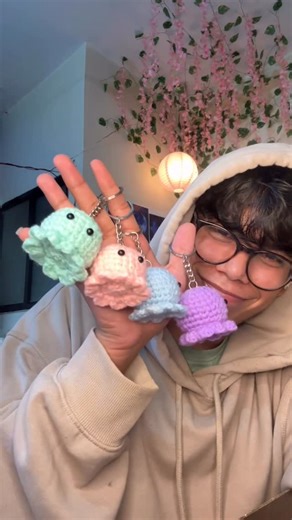 Akmal Baig on Instagram: "Here’s the pattern 🐙🫧 Body R1: 6sc in MC R2: (sc inc)*6 (12) R3: ( 1sc, sc inc)*6 (18) R4: (2sc, sc inc)*6 (24) R5 - R9: sc around (24) R10: (2sc, dec)*6 R11: (1sc, dec )*6 in back loop only R12: (sc dec)*6 Tentacles In R11 front loop [(2ch dc, dc 2ch) 2slst] repeat 9 times Eyes Place the eyes in between R6-R7, 2 stitches apart . . ( crochet, crochet pattern, octopus keychain, crocheted, colour, crocheting, tutorial, flowers, octopus, keychains ) . #crocheted #crochet