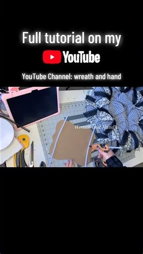 Learn how to make this beautiful black & white deco mesh wreath #diywreath#howtomakeawreath#wreath