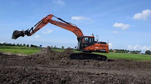 Fast is fine, but accuracy is everything. The new Doosan DX 235LC-5. Designed to deliver superior performance and fuel efficiency. Thanks for the nice video to Loonbedrijf Gronverzet Frankena Winsum | Develon Europe