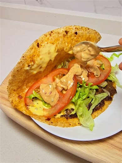 Wrap façon Big Mac 🌯🔥 Envie du goût iconique sans passer par le fast-food ? J’ai recréé le Big Mac en version wrap, 100 % maison 🤤 Bœuf bien grillé, salade croquante, cornichons, fromage fondant et surtout LA sauce qui fait toute la différence 😍 Un wrap ultra gourmand, facile à faire et parfait pour un repas rapide À toaster quelques minutes seulement 🔥 Une recette rapide et efficace d'une simplicité déconcertante! Ingrédients 📋 : -Pain tortilla/wrap -400gr de viande hachée (sel, poivre, 1