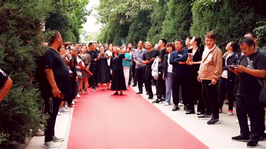 农村婚礼现场，新娘乘坐“重卡车”出嫁实录！霸气拉风！