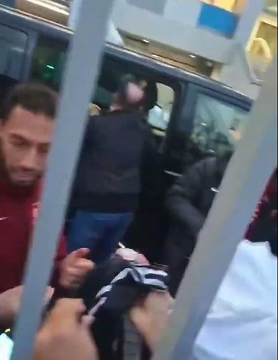 The moment Hakan Çalhanoğlu signed a Beşiktaş jersey. #shorts