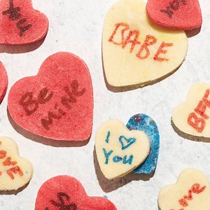 9.5K views · 22 reactions | Skip the candy bag and make some DIY hearts to share! Packaged treats are often full of chemical preservatives, added sugar, and other unhealthy ingredients. And while our version of the classic holiday treats aren’t 100 percent good for you (they’re candy, after all!), they’re a more wholesome (and keto-friendly) option than the store-bought variety. Recipe → https://thrvmkt.me/2tmeuiM | Thrive Market | Facebook