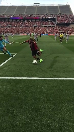HOW??! 😳🔥 @mls #soccer #goal