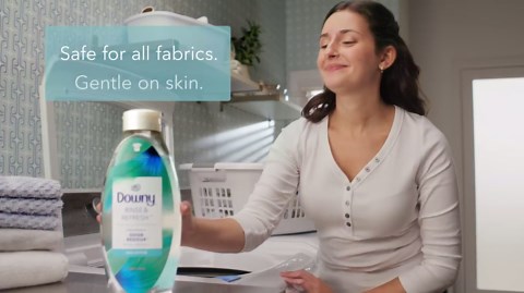 Downy RINSE & REFRESH Laundry Odor Remover and Fabric Softener, Safe on ALL Fabrics, Gentle on Skin, HE Compatible, Fresh Lavender Scent, 48 fl oz (Pack of 4)(192 fl oz total)