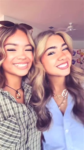 EMMA PILLS on Instagram: "Embreigh in the best selling Extra Pill Necklace💖"