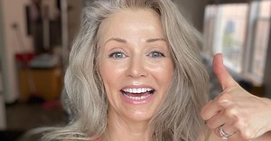 57-letnia modelka z siwymi włosami debiutuje na okładce "Sports Illustrated". Kobieta udowadnia, że "życie nie musi się kończyć, gdy się starzejesz"