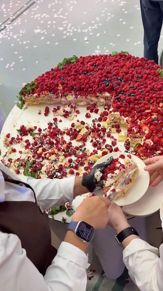 Now that’s one way to cut a cake! 🔪🍰