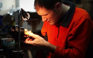 要知道天才刀匠和凡人做刀有何不同？——沉浸在做刀中的凯尔罗耶/Kyle Royer