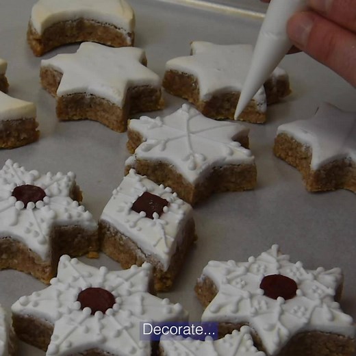 Want to make your own ‘Cinnamon Stars’? The Royal pastry chefs at Buckingham Palace are excited to share their recipe with you! 🌟 #ARoyalChristmas Visit our website for the detailed recipe and method: bit.ly/2PNAbmy | The Royal Family