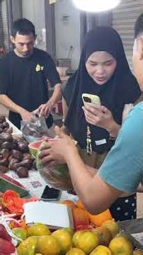 Belanja sayuran di pasar pagi